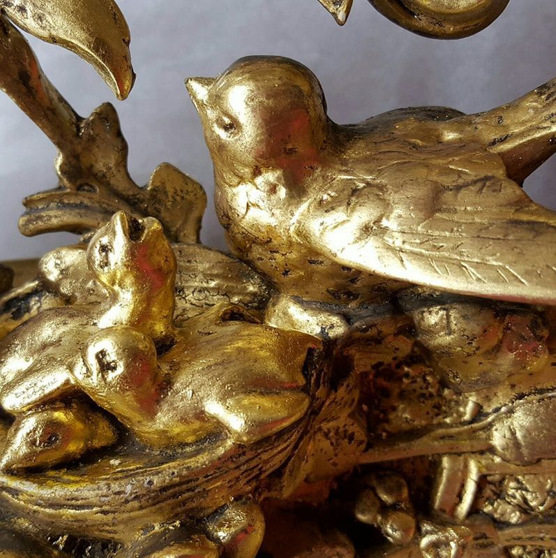 La réfection de cette statue en or est réalisée par l'atelier de rénovation de cadres Acantha à Grenoble
